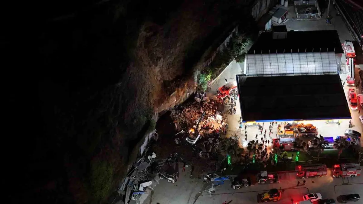 Samsun\'da Heyelan: Anne Kurtarıldı, Eşi ve İki Çocuğu İçin Çalışmalar Sürüyor