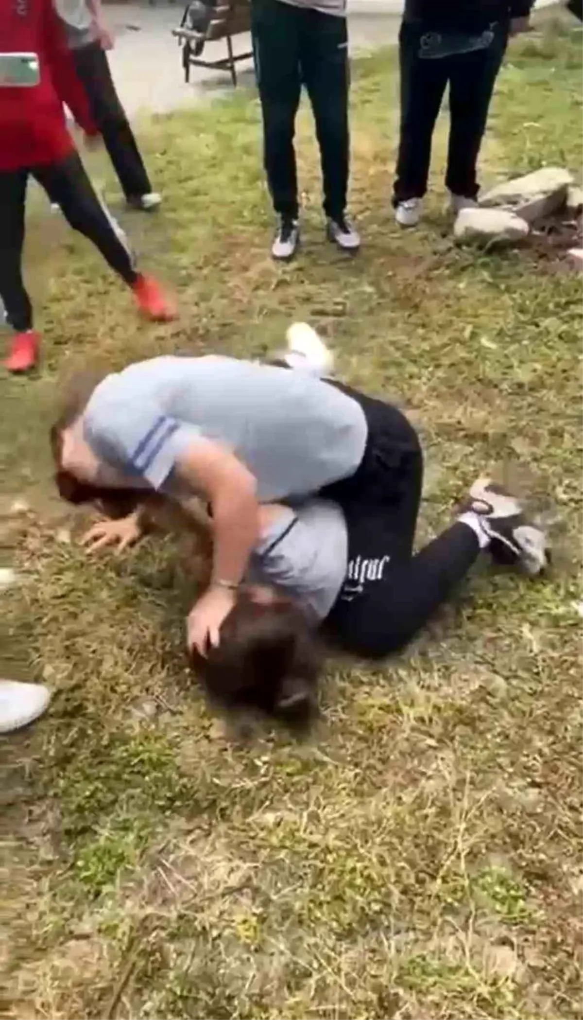 İzmir\'de Kız Öğrenciler Saç Saça Kavga Etti