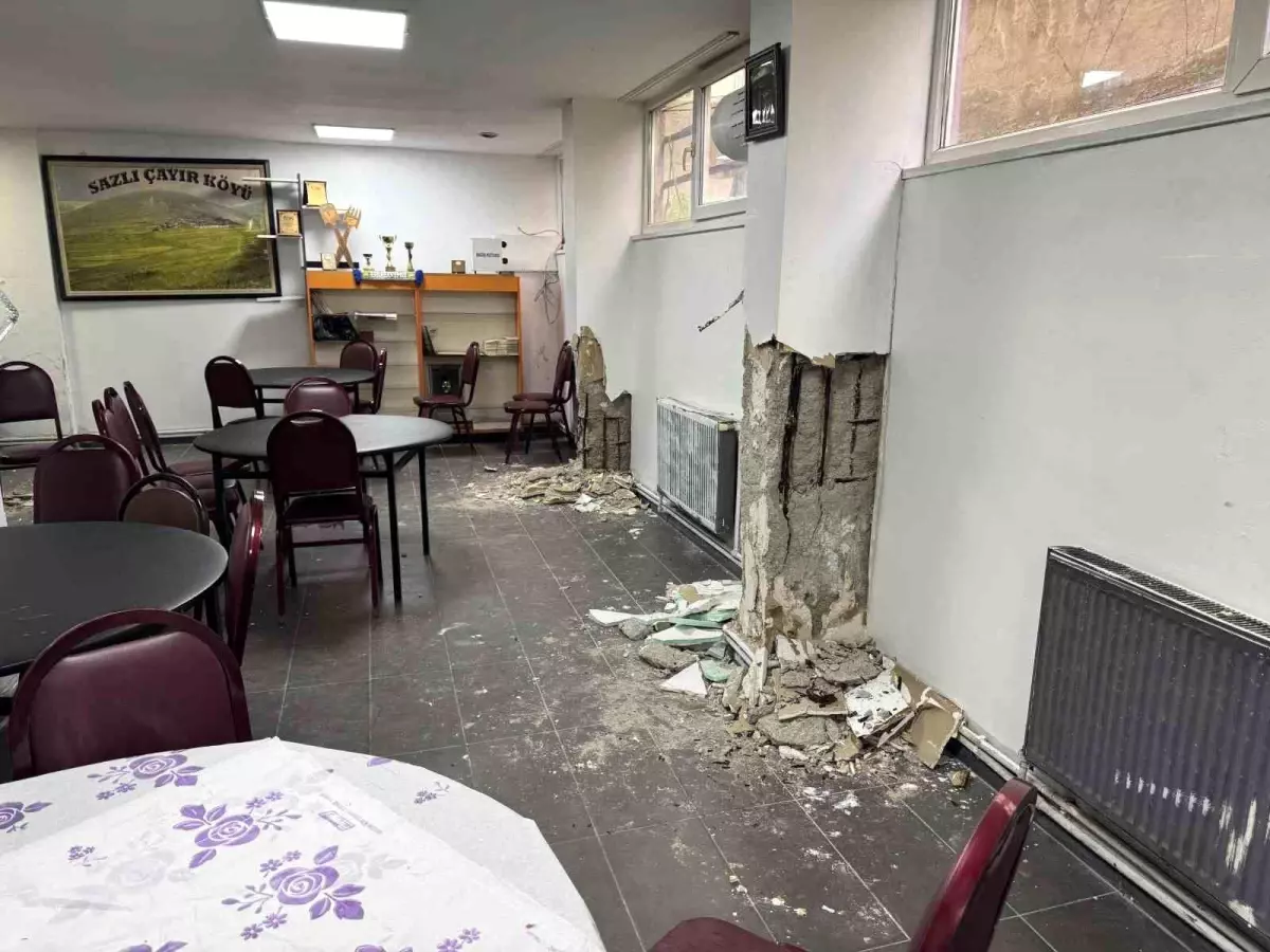 Küçükçekmece\'deki Bina Depremde Hasar Gördü