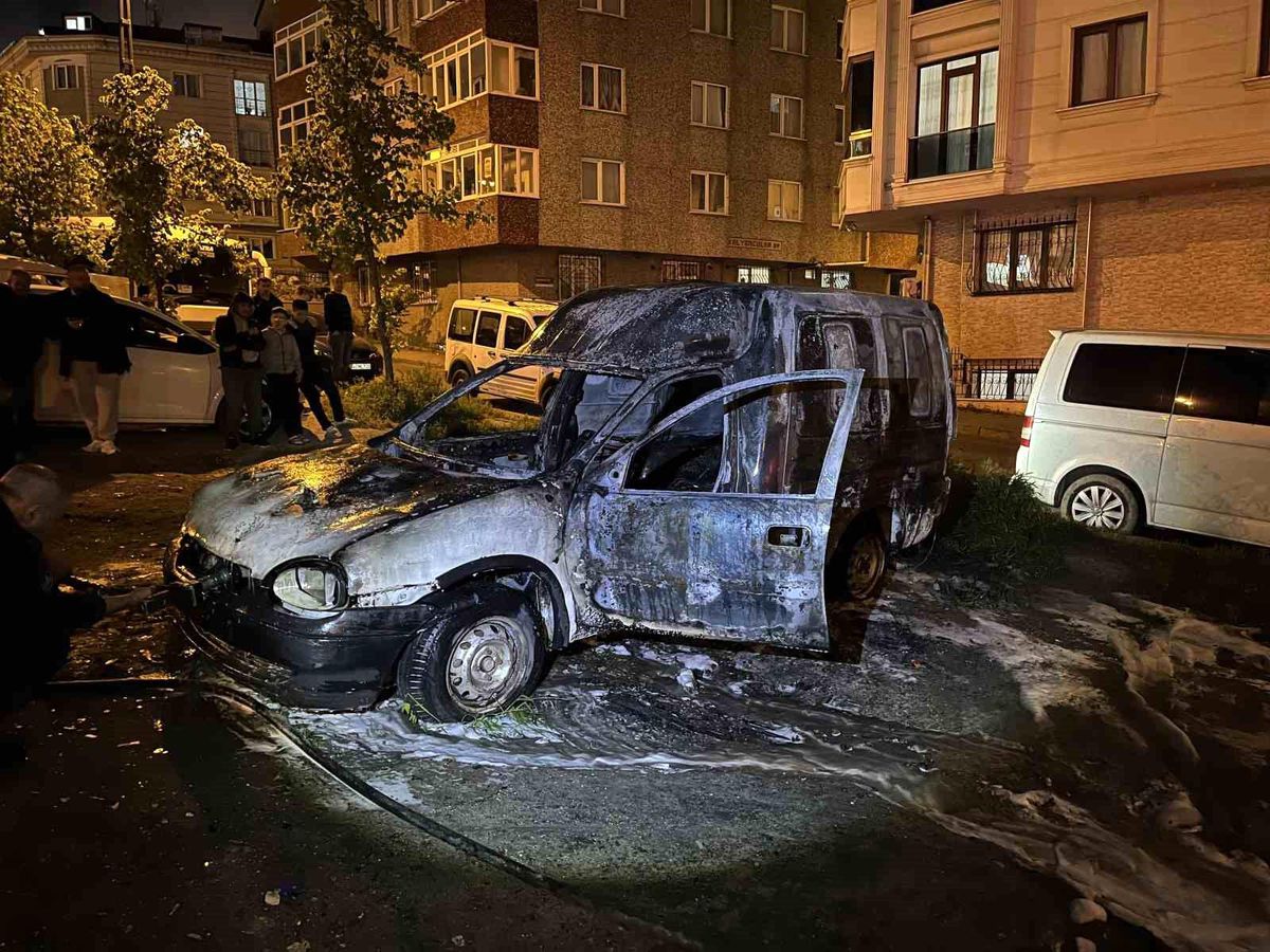 Küçükçekmece\'de Park Halindeki Araç Yandı