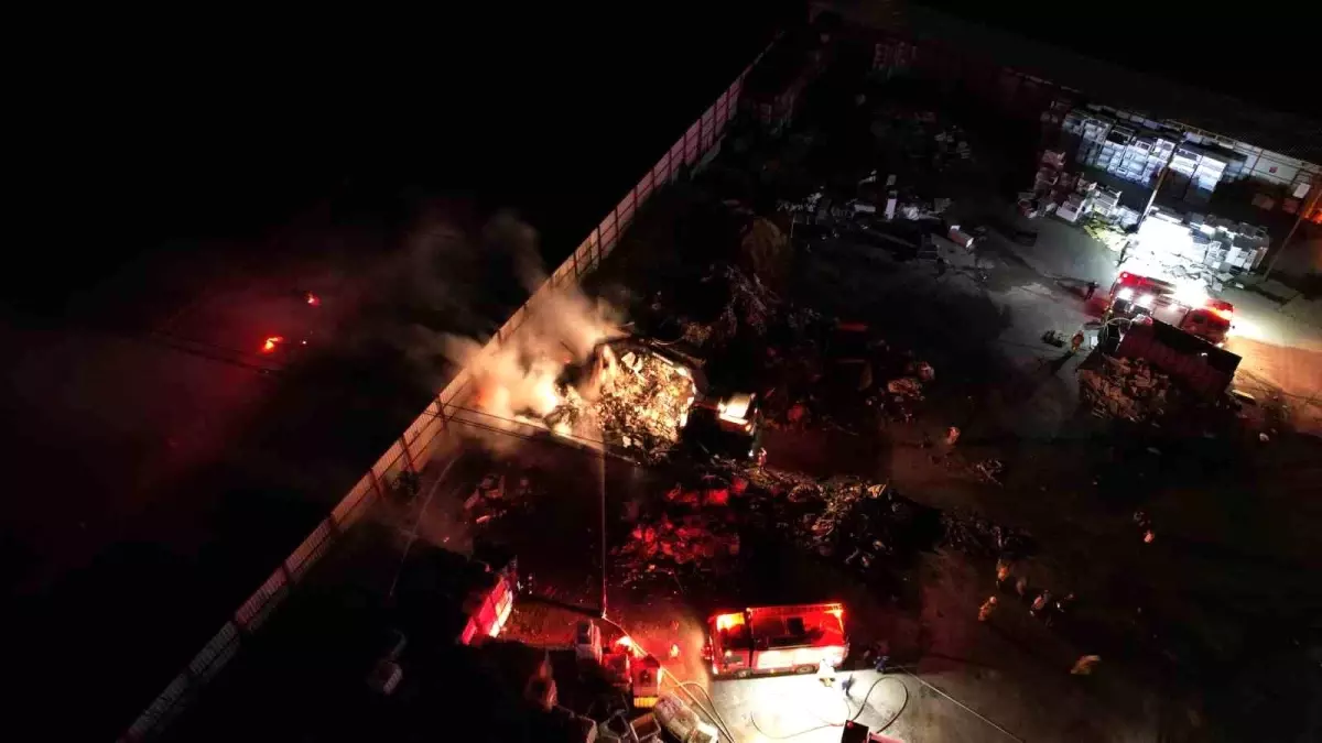 Manisa\'da Geri Dönüşüm Tesisinde Yangın Kontrol Altına Alındı