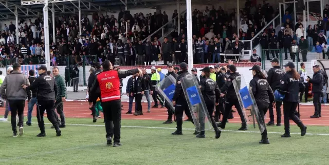 Şampiyonluk maçında tekmeler yumruklar havada uçuştu! 9 kırmızı 16 sarı kart çıktı
