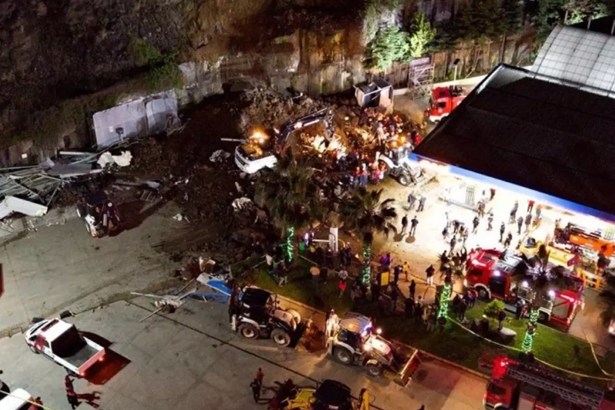Samsun\'da heyelan! Dağdan kopan kayalar aracın üstüne düştü, baba ve iki çocuk hayatını kaybetti