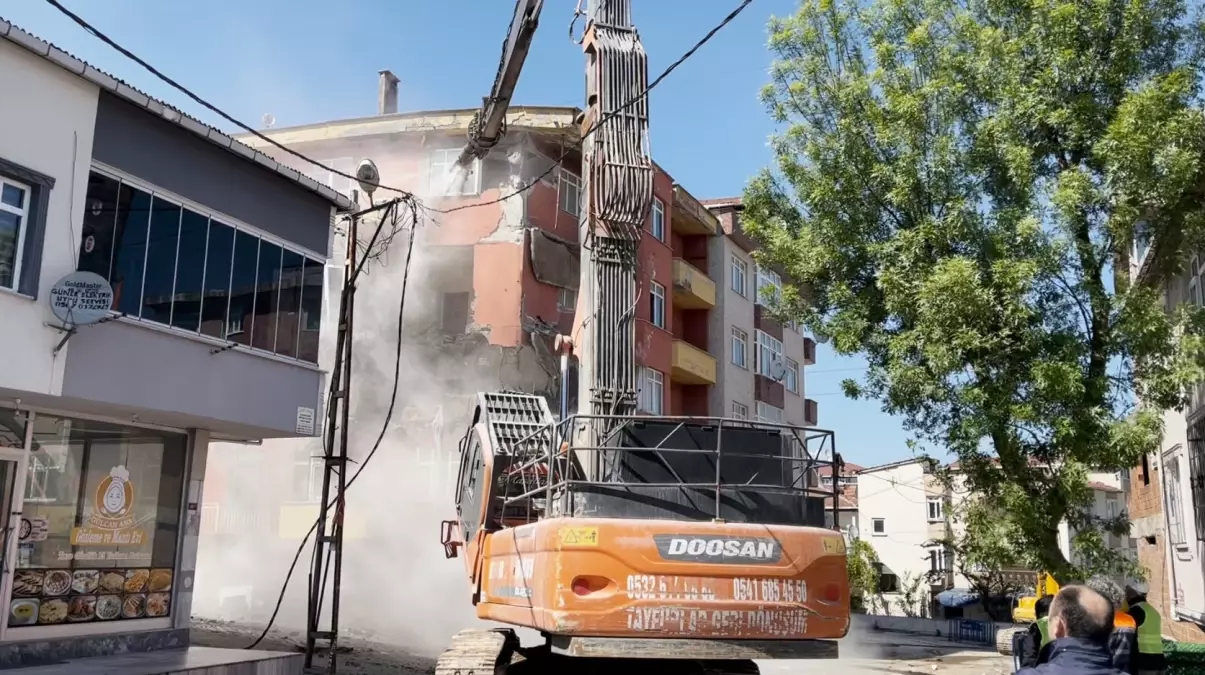Sancaktepe\'de Metruk Bina Yıkıldı