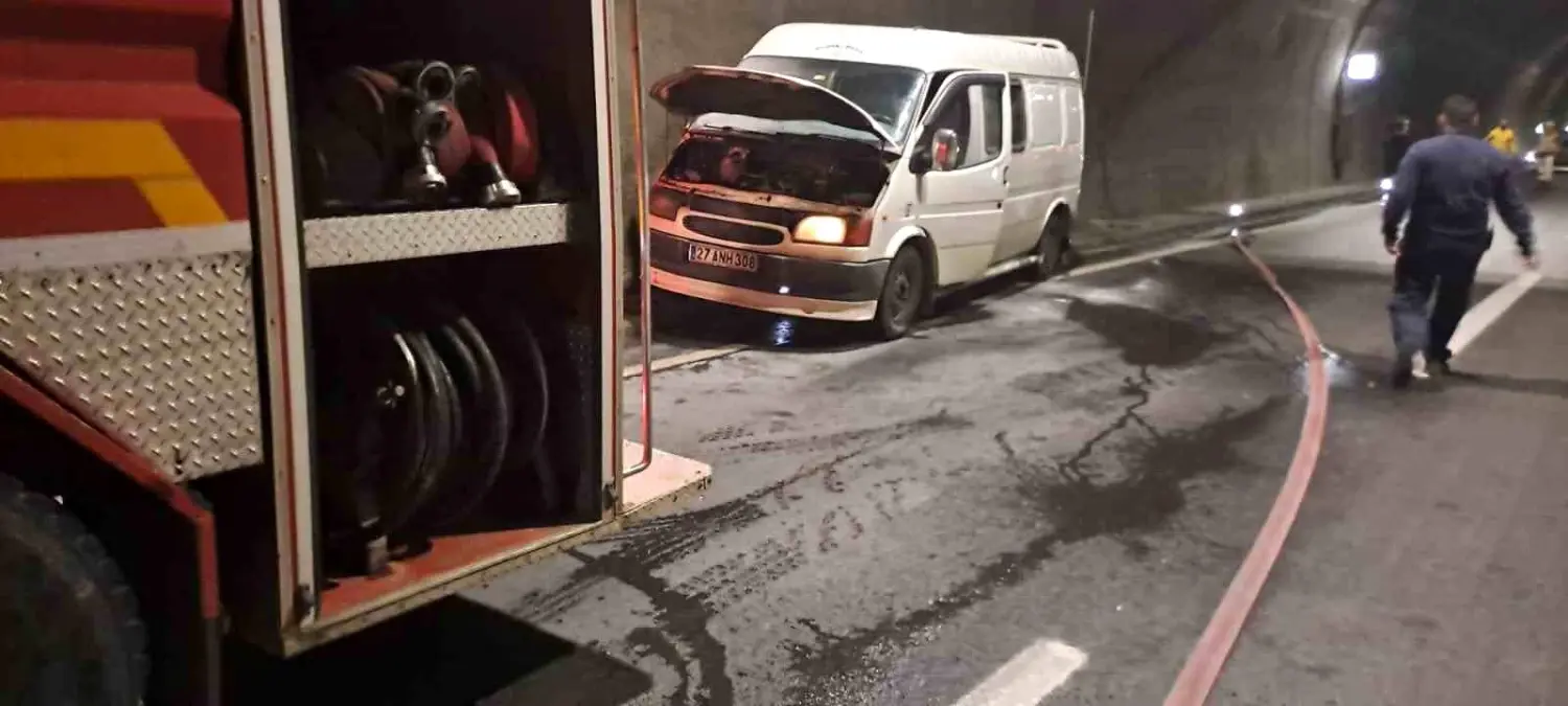 Malatya\'da Tünelde Minibüs Yangını