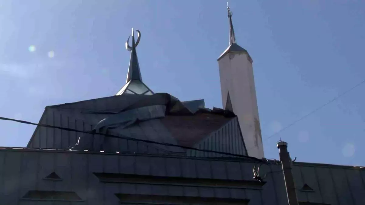 İstanbul\'da Şiddetli Rüzgar Camii Çatısını Sökme Tehdidi