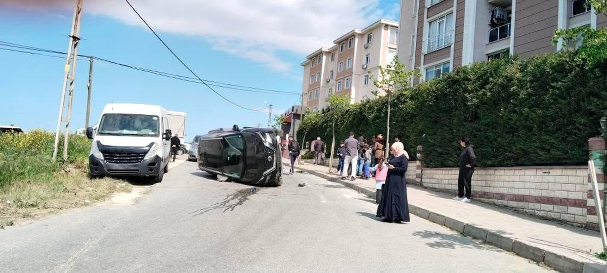 Silivri\'de sürücüsünün kontrolünü kaybettiği araç takla atıp yan yattı: 2 yaralı