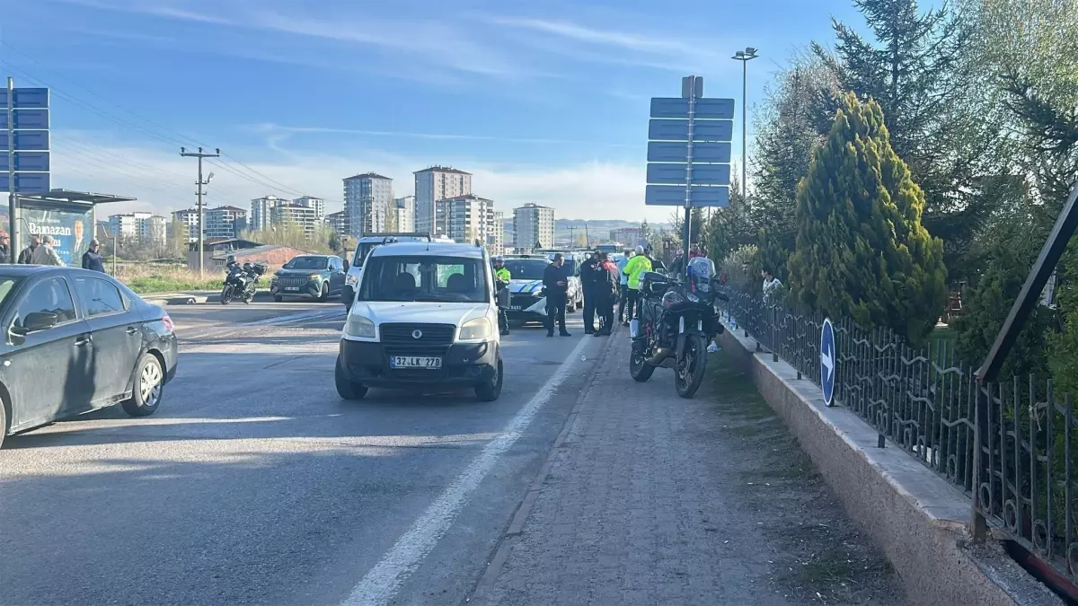 Sivas\'ta Polis Motosikletine Çarpma: 2 Yaralı