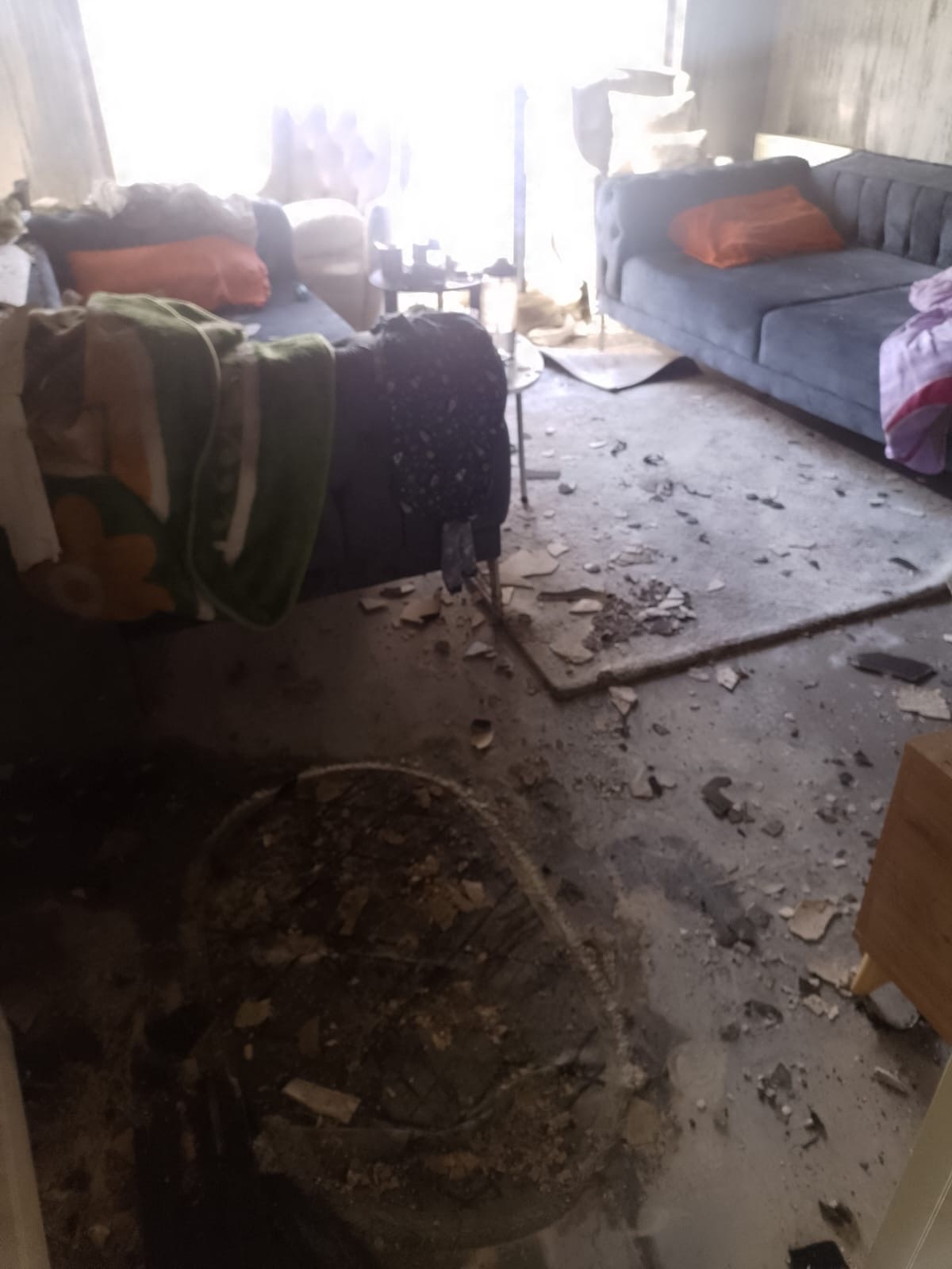 Karabük\'te Yangın: Uzaklaştırma Kararı Olan Kadın Evinin Külünü Çıkardı