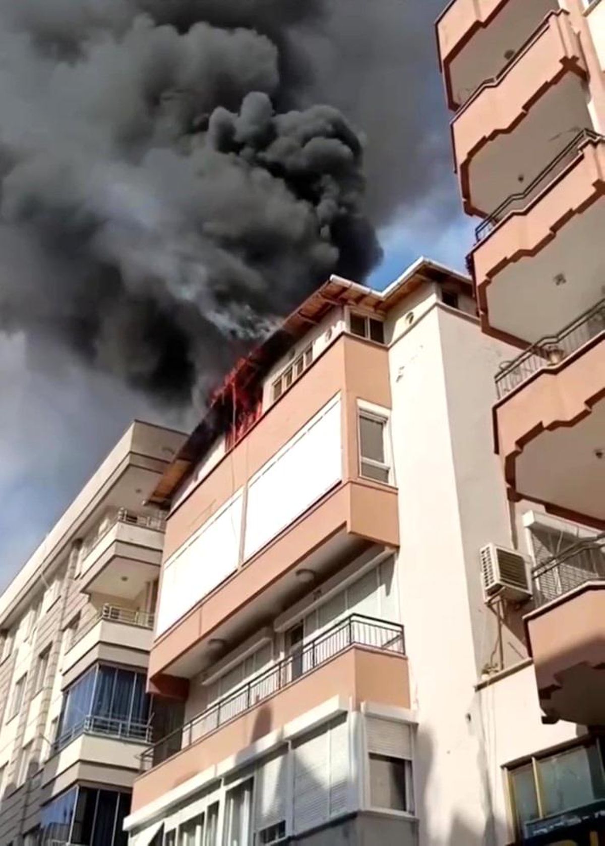 Kumluca\'da Apartman Yangını: 4. Kat Kullanılamaz Hale Geldi
