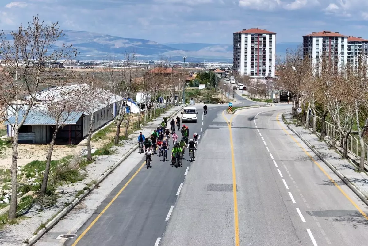 Yeşilyurt\'ta Bahar Coşkusu: Bisiklet Turu Düzenlendi