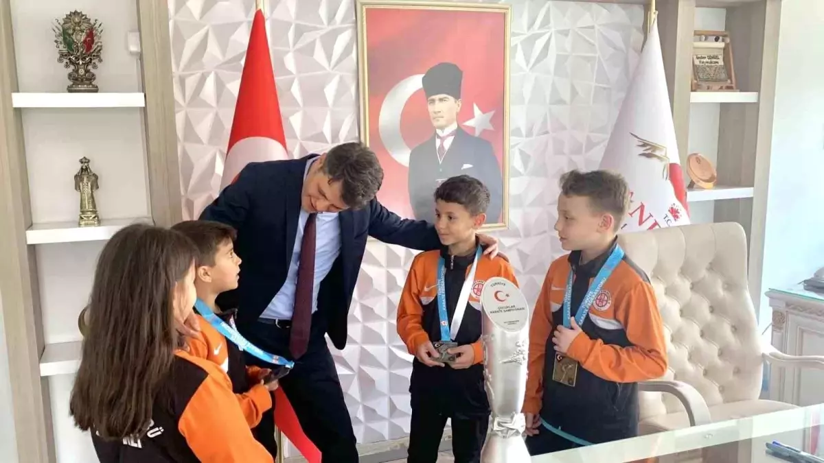 Minik Karatecilerden Kaymakama Ziyaret