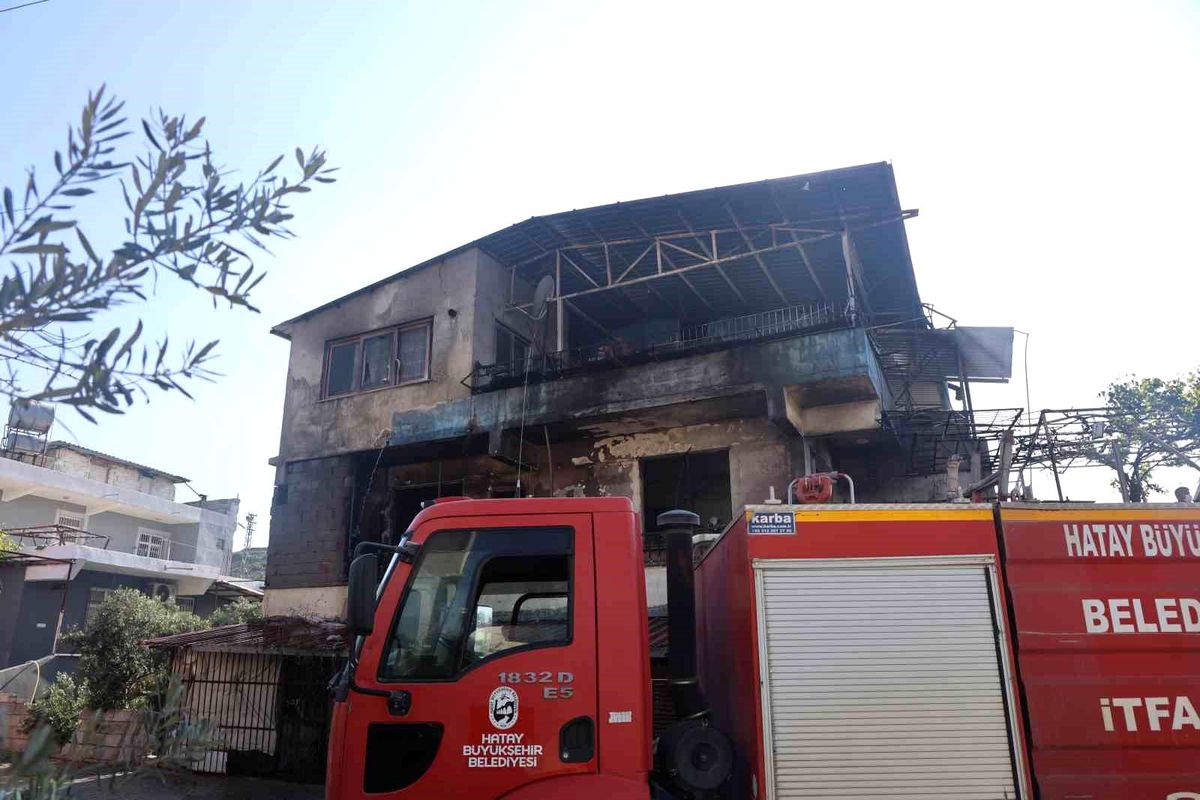 Hatay\'da Yangın: 4 Kişilik Aile Hastaneye Kaldırıldı