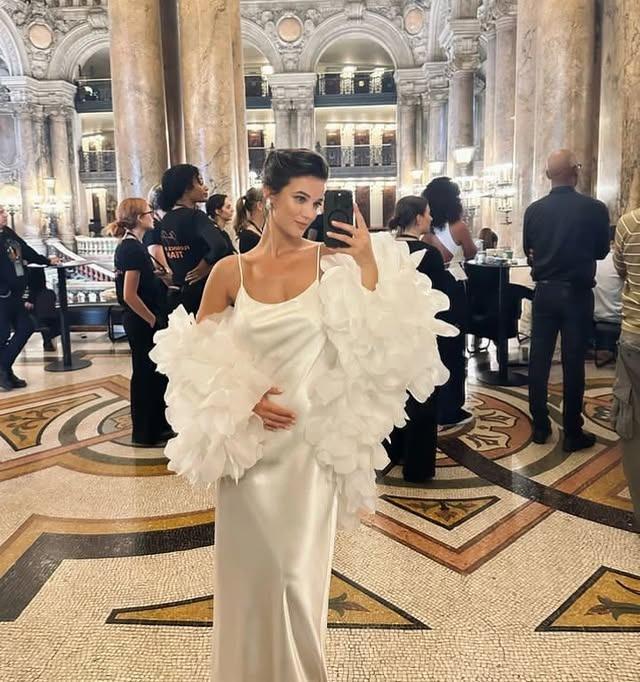 Anne olma heyecanı yaşayan Pınar Deniz bebeğini ilk kez gösterdi