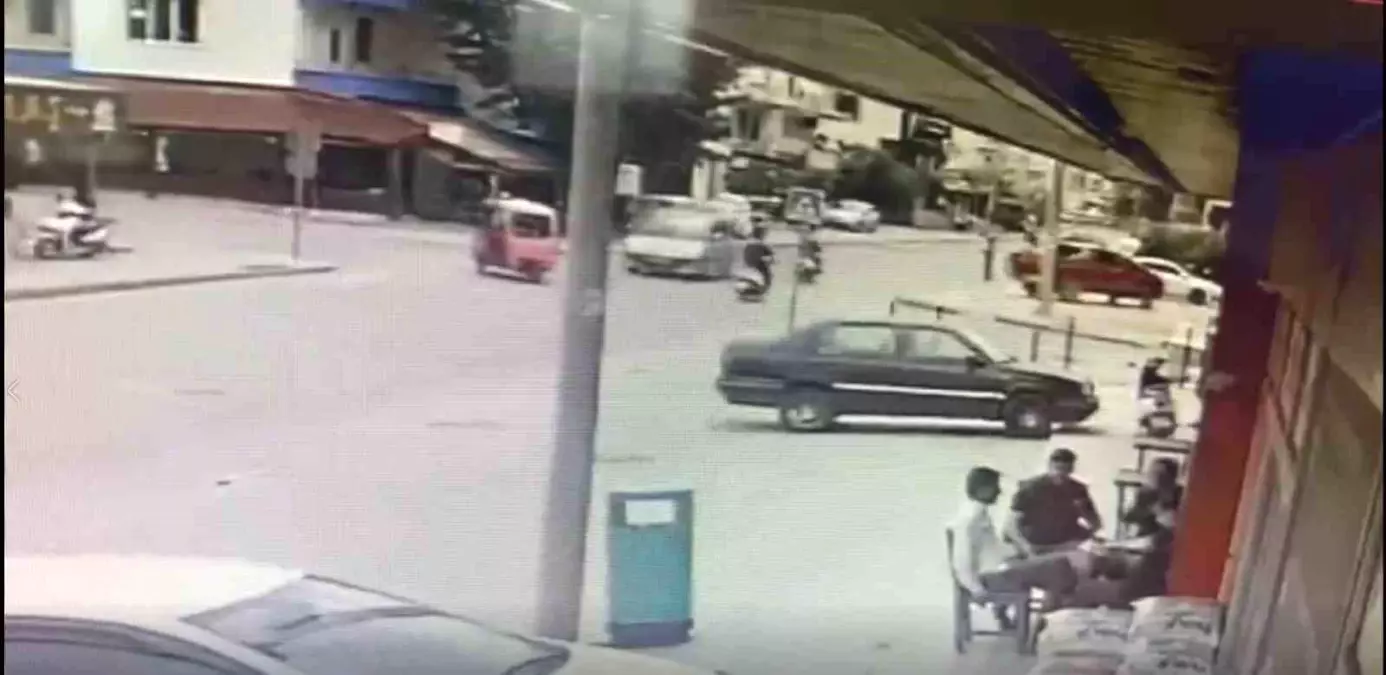 Antalya\'da Kaza: Elektrikli Motosiklet ve Araç Çarpıştı