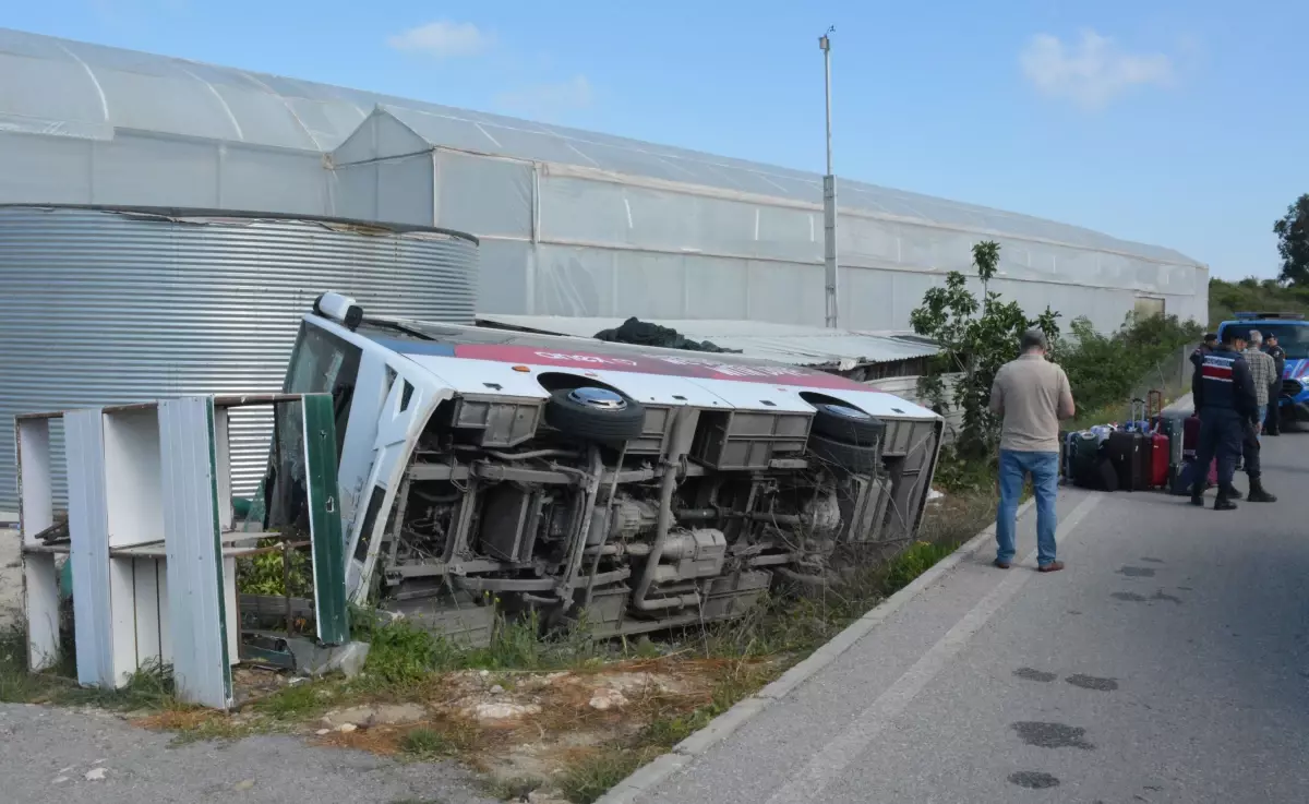 Manavgat\'ta Tur Midibüsü Devrildi: 19 Yaralı