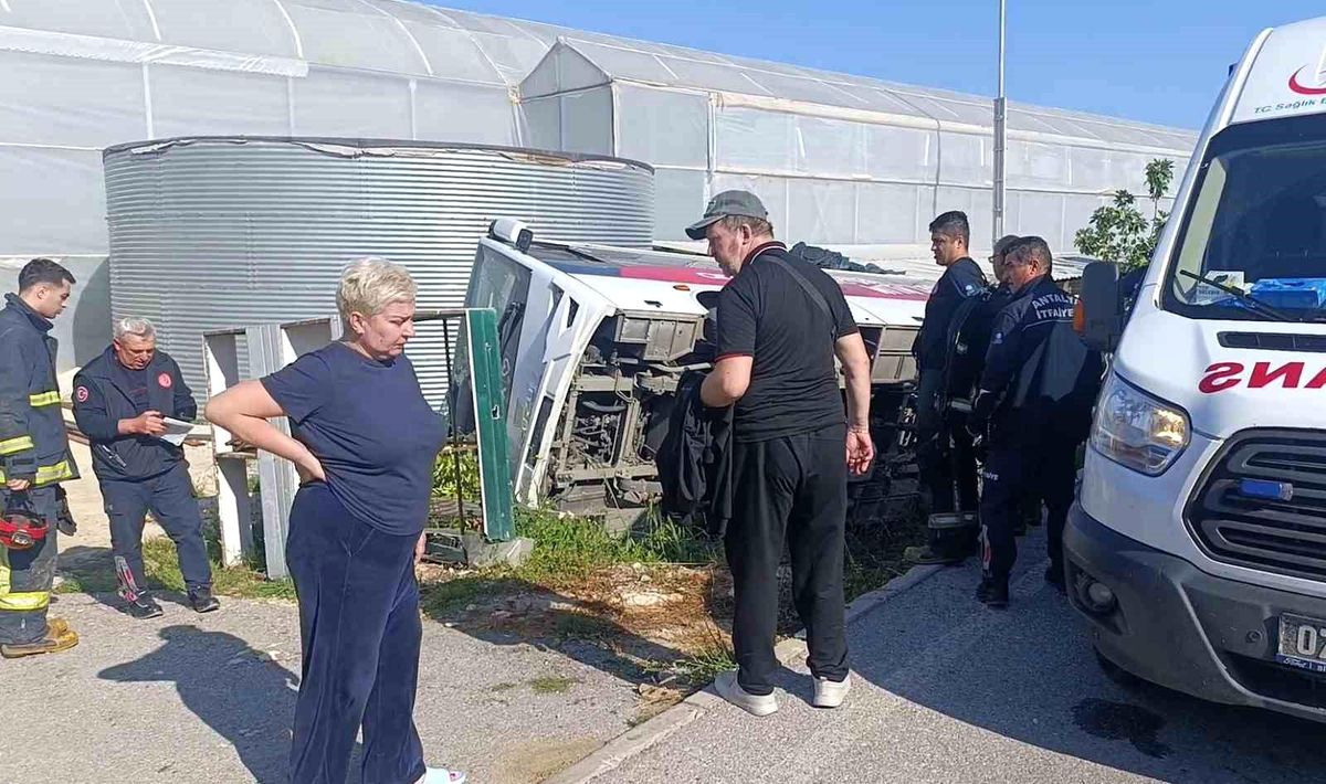 Antalya\'da Tur Midibüsü Devrildi