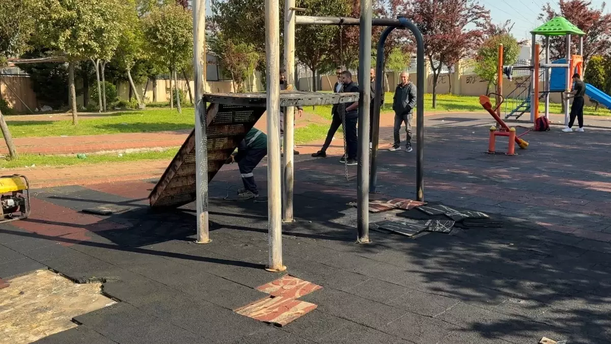 Avcılar\'da Oyun Grubu Ateşe Verildi