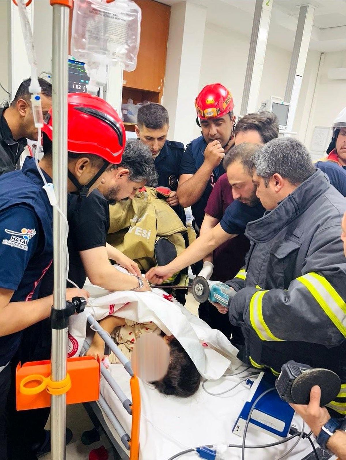 Hatay\'da Çocuğun Beline Saplanan Demir İtfaiye Ekipleri Tarafından Çıkarıldı