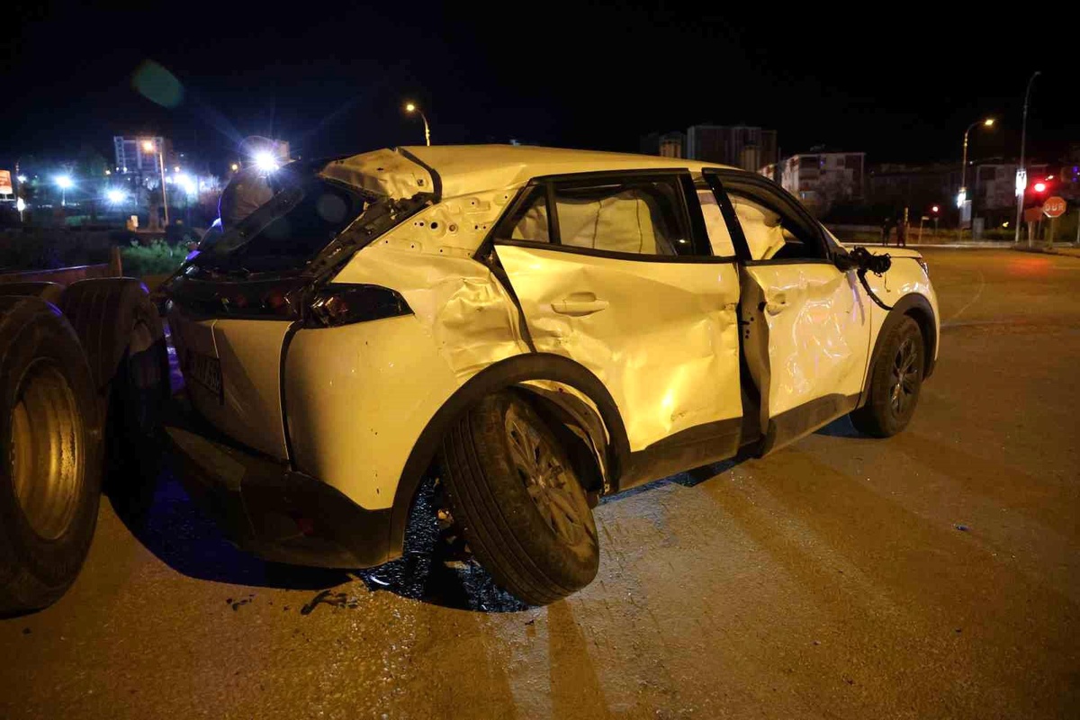 Elazığ\'da Tır-Otomobil Çarpışması: 4 Yaralı
