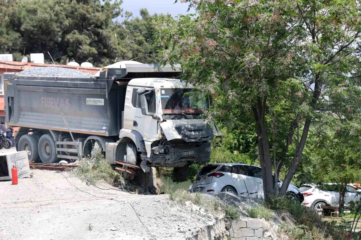 Hatay\'da Hafriyat Kamyonu Deprem Oldu