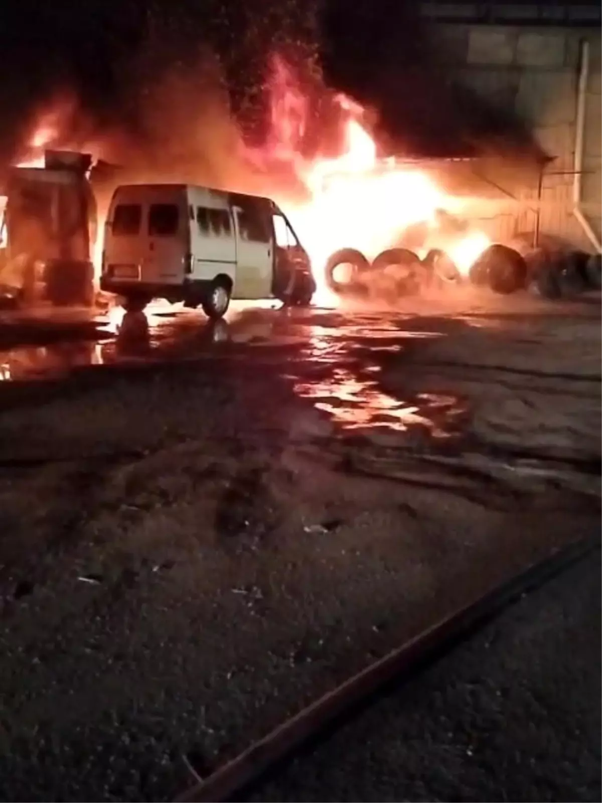 Hatay\'da Lastikçide Yangın Kontrol Altında