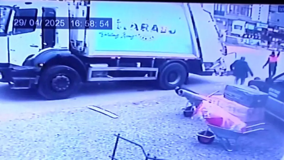 Sakarya\'da Çöp Kamyonu, Yaya Olarak Geçen Yaşlı Adamı Ezerek Hayatını Kaybettirdi
