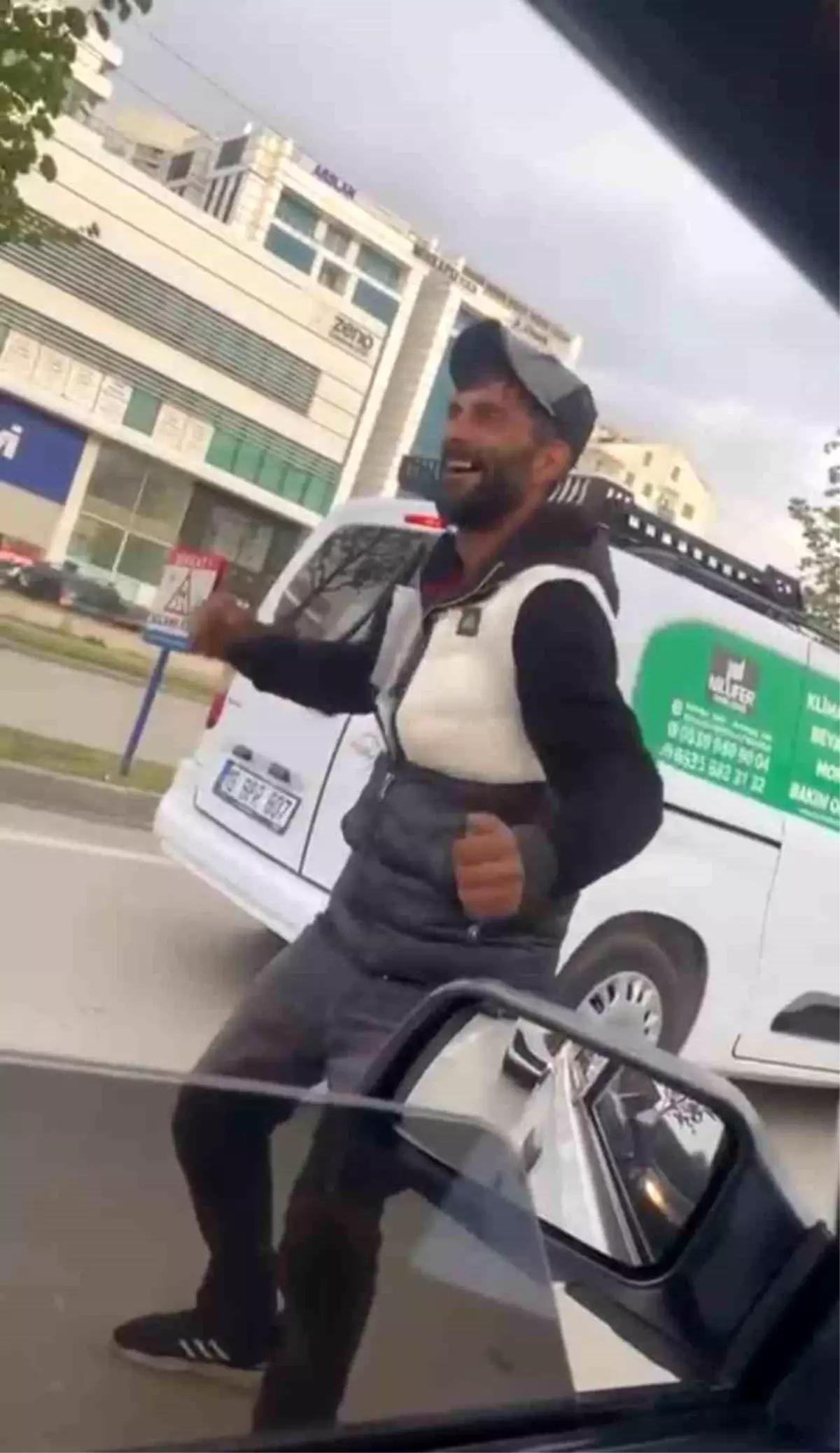 Bursa\'da Seyyar Çiçekçi Müziğe Kapıldı