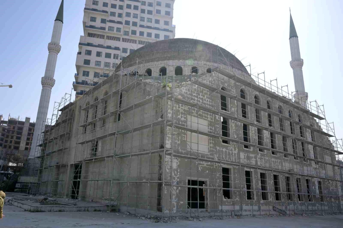 Esenyurt\'ta Yıldız Camii\'nin İnşaatına Yeniden Başlandı