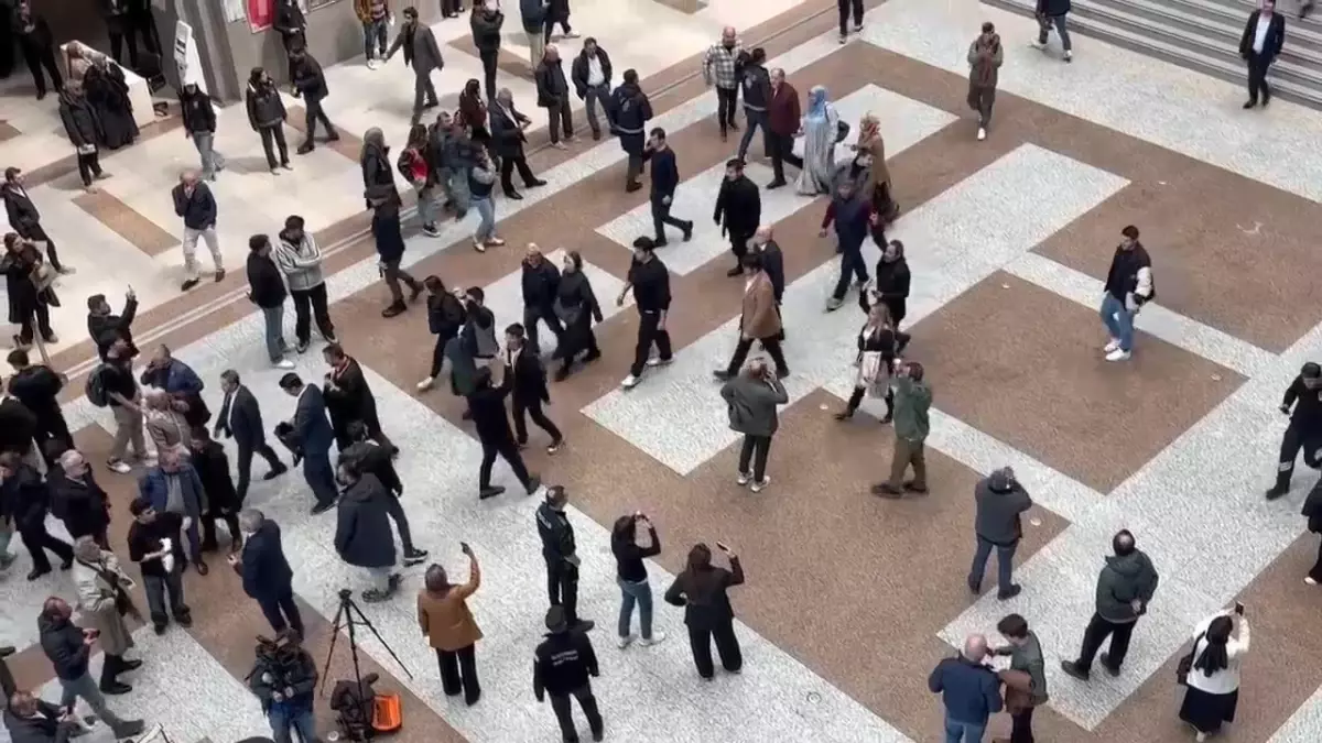 Zafer Partisi Genel Başkanı Ümit Özdağ hakim karşısında / Görüntü eklendi