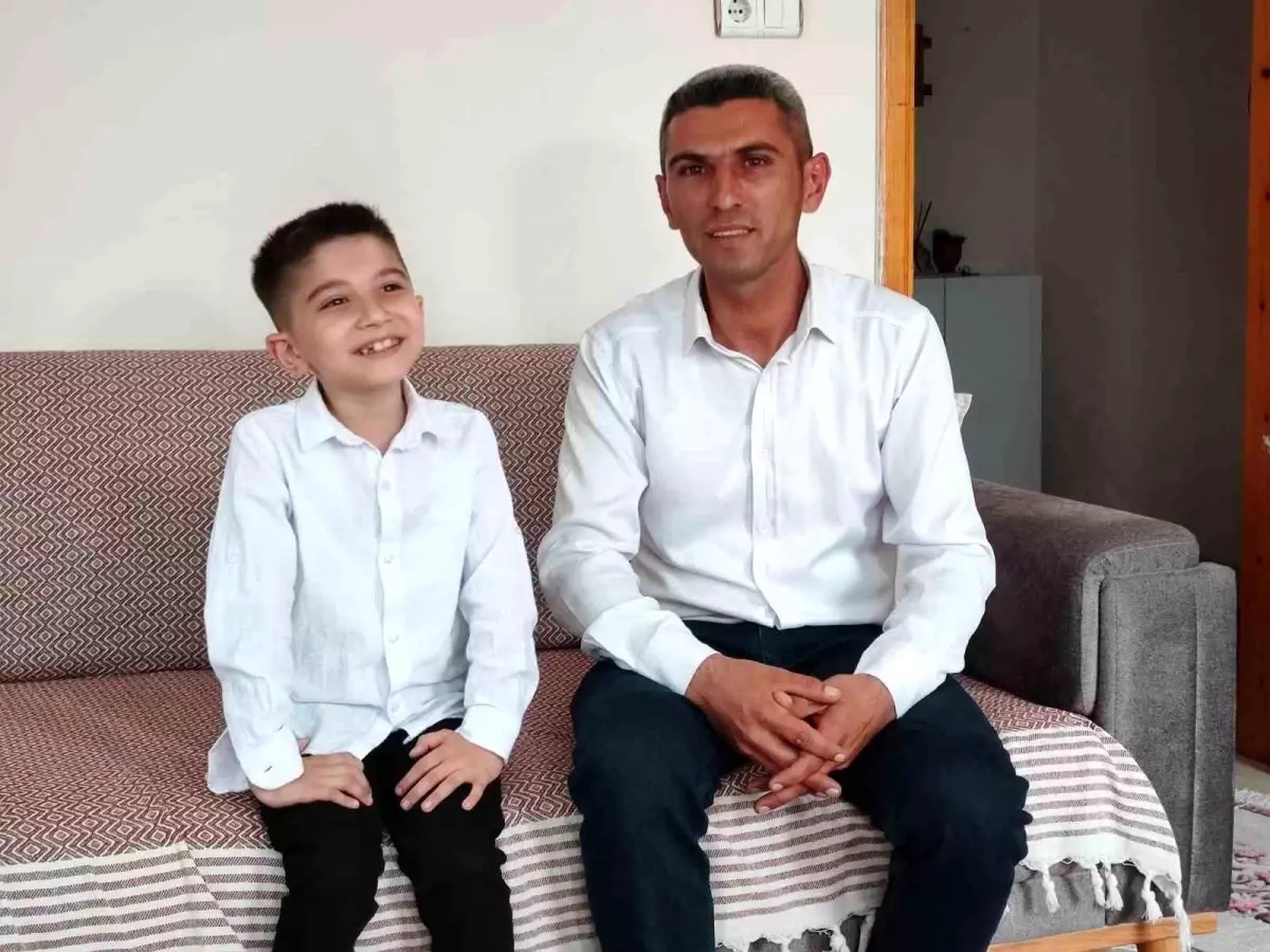 Adana\'da Viral Olan Çocuk Şarkı Söyledi