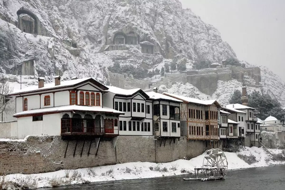 Amasya\'da bahar ortasında kar sürprizi