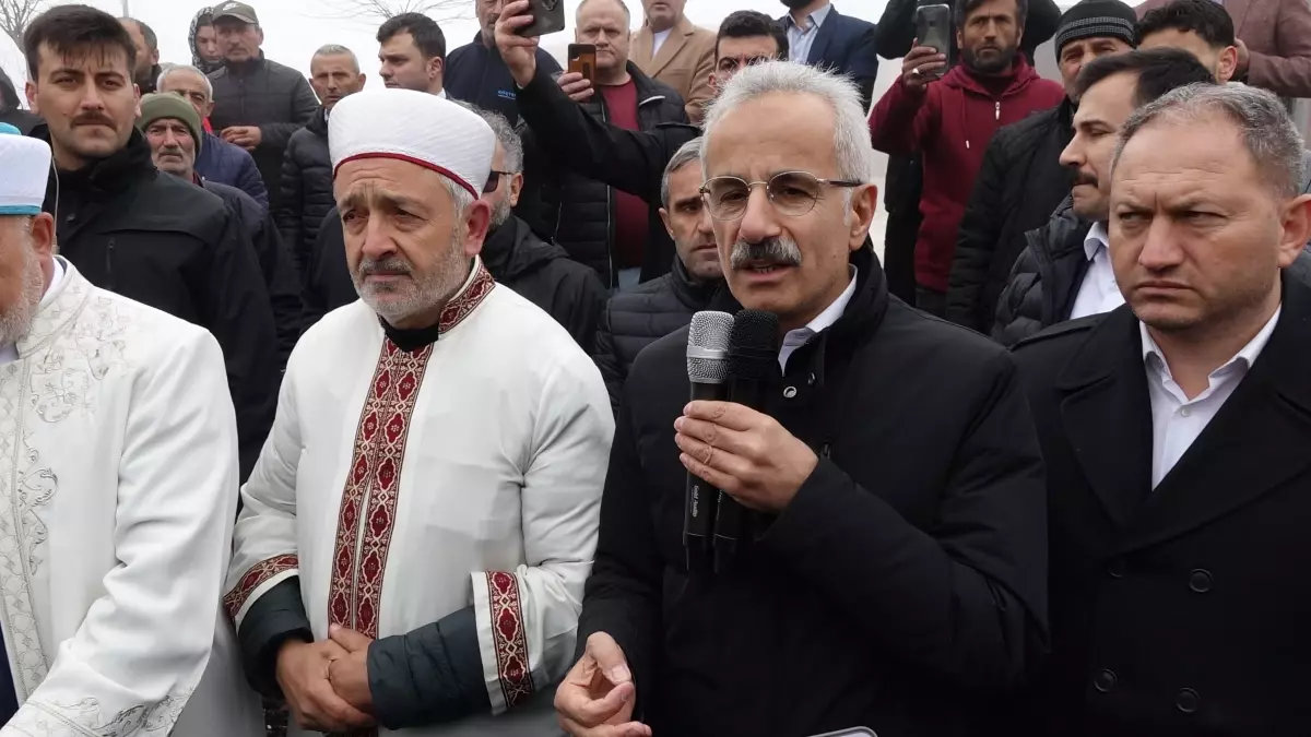 Bakan Uraloğlu, Hala Eşinin Cenazesine Katıldı