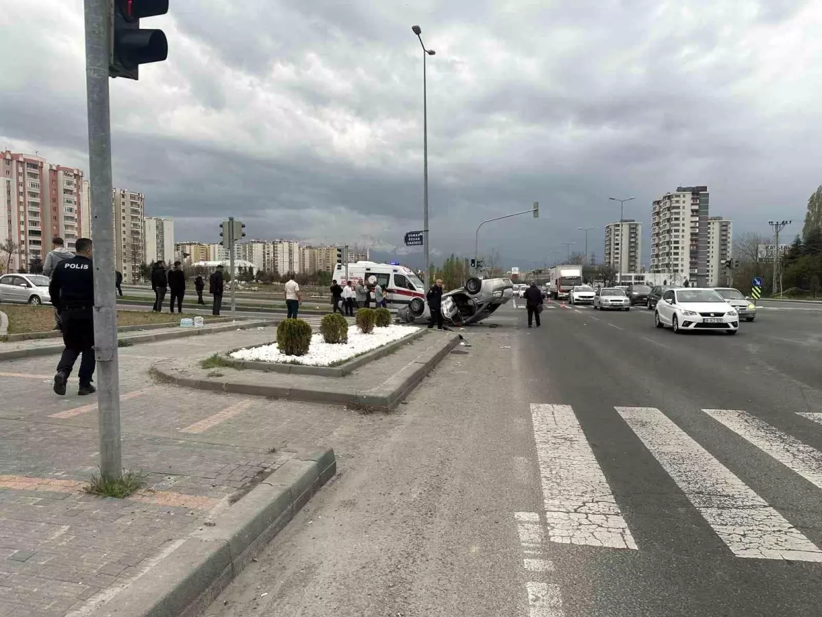 Kayseri\'de Belediye Otobüsü ile Otomobil Çarpıştı: 1\'i Ağır 9 Yaralı