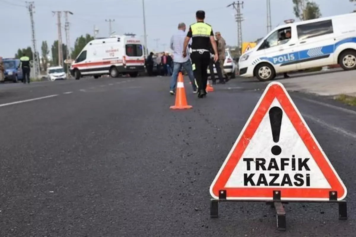 Bitlis\'te minibüs ile otomobil kafa kafaya çarpıştı
