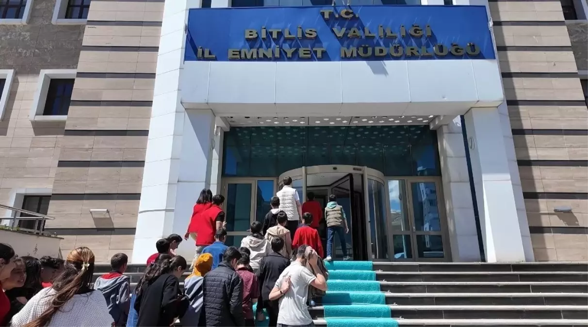 Bitlis\'te 800 öğrenci, şehit öğretmenin hayatını anlatan filmi izledi