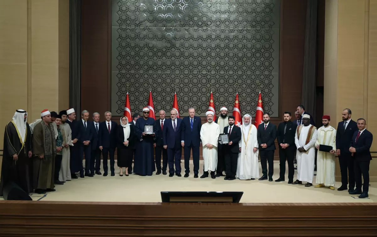 Erdoğan: \'Birliğimizi, dayanışmamızı, kardeşliğimizi yüceltmek mecburiyetindeyiz\'