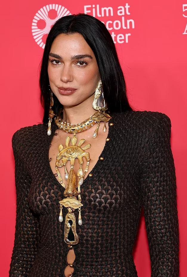 Dua Lipa, katıldığı etkinlikte şeffaf elbisesiyle göz kamaştırdı