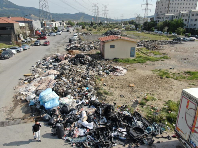 Hindistan değil İzmir! Belediye aracı bile çöp döktü