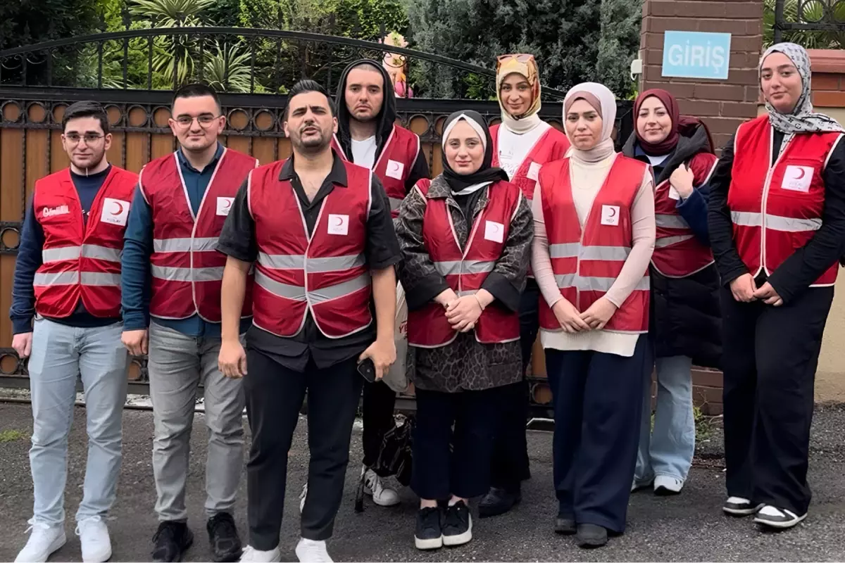 Kartal Genç Kızılay, Özel Tatlı Hayat Yaşlı Bakım Merkezi\'ni ziyaret etti