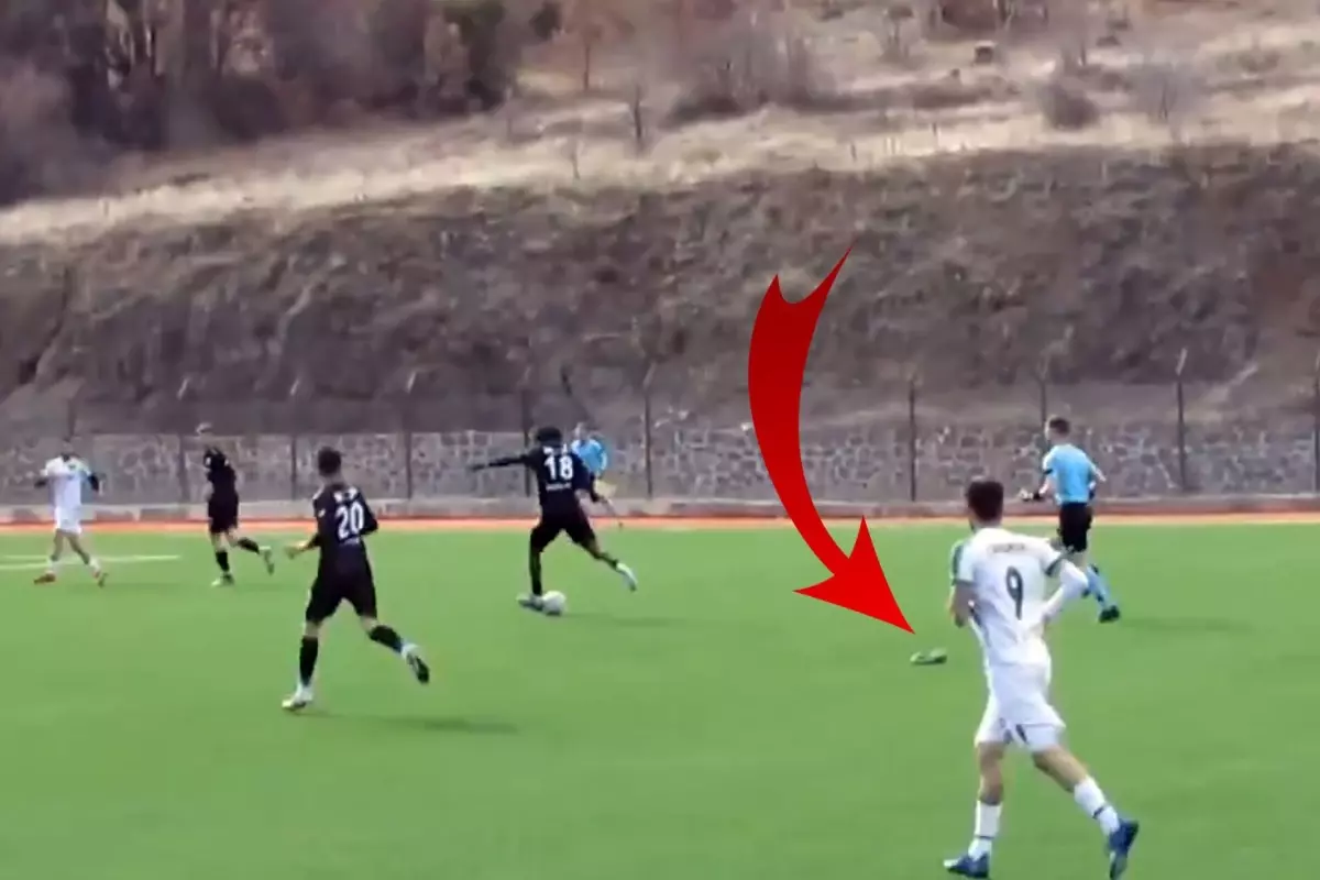 Kramponu çıkan futbolcunun attığı gol ağızları açık bıraktı