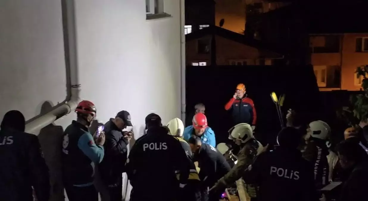 Sultanbeyli\'de Toprak Kayması: İşçi Göçükte Kaldı