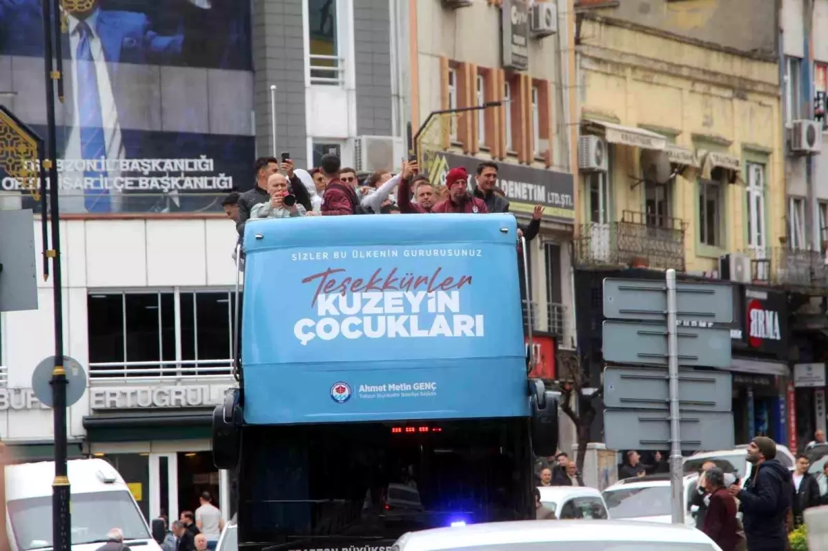 Trabzonspor U19, UEFA Gençlik Ligi\'nde İkinciliği Taraftarlarıyla Kutladı