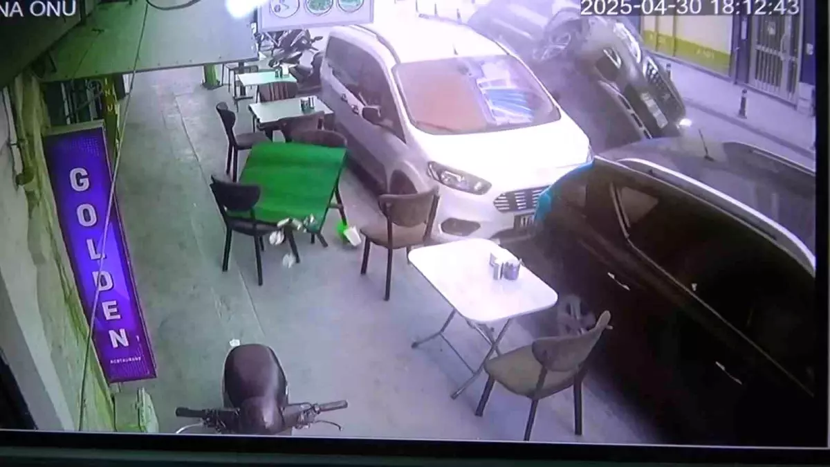 Yalova\'da park halindeki araçlara çarpan cip yan yattı