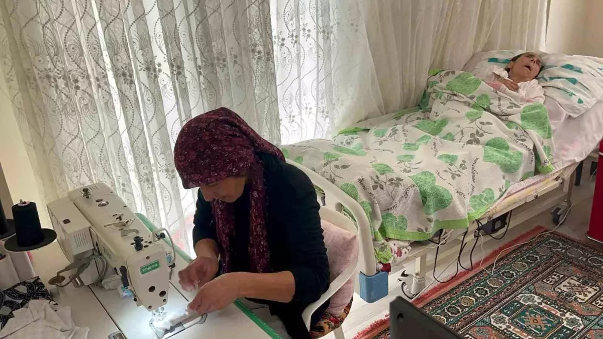 Alzaymır Hastası Annesine Bakmak İçin Dikişle Geçimini Sağlayan Kadın