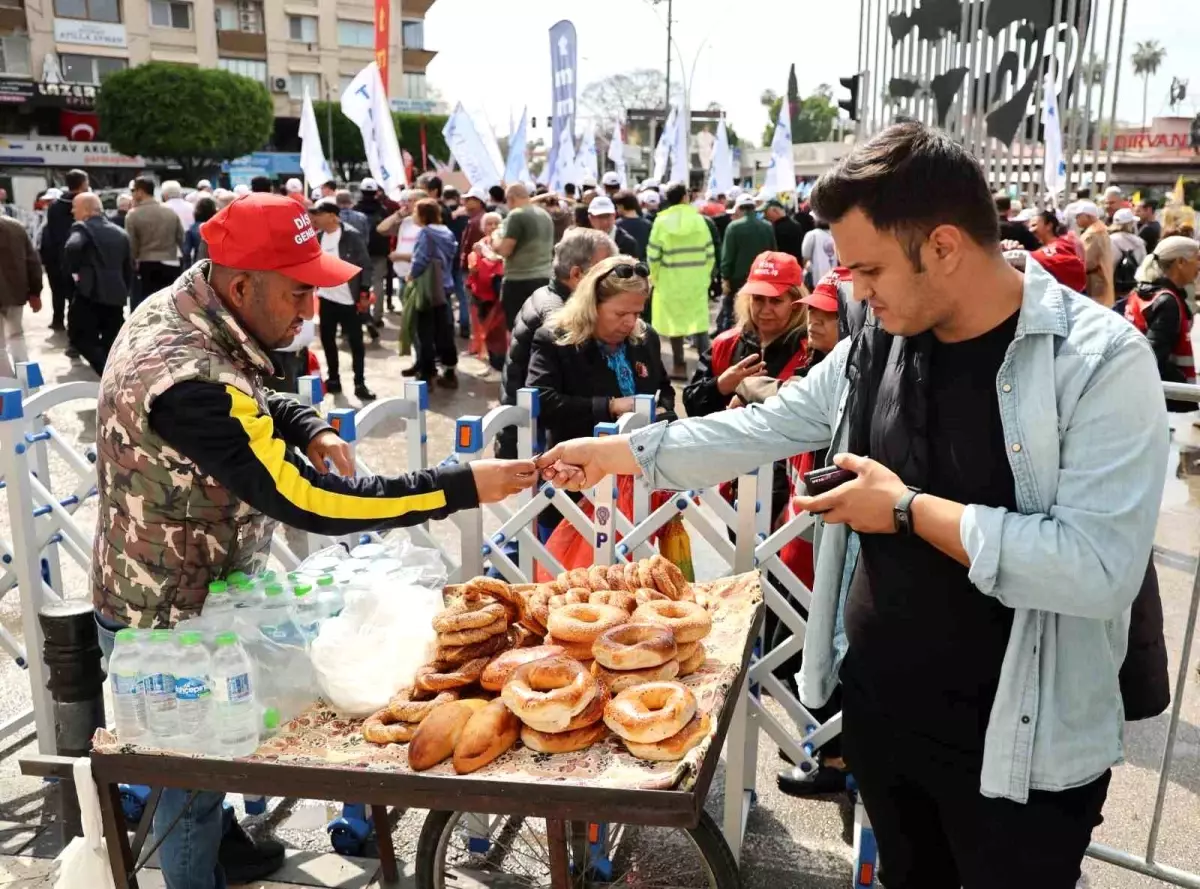 Adana\'da 1 Mayıs Kutlaması ve Simitçiler