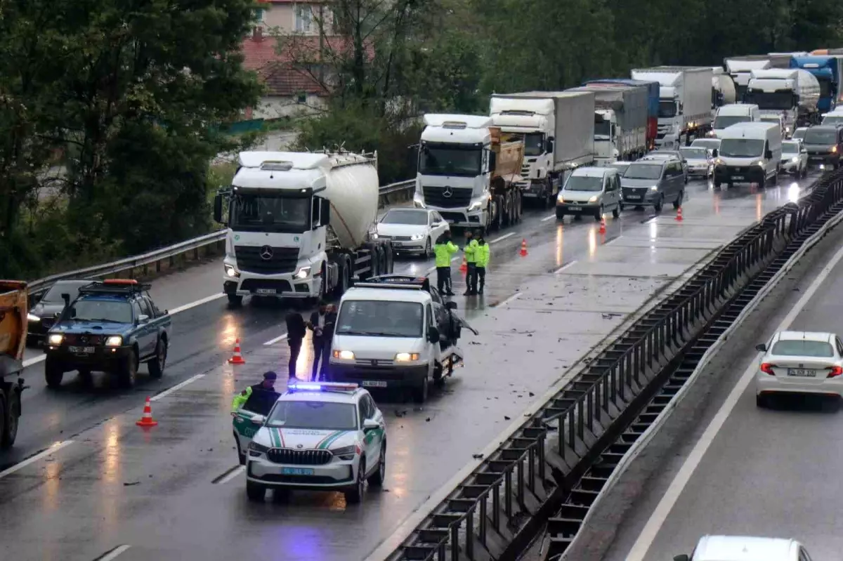 Sakarya\'da Otoyolda Yağışlar Kazalara Neden Oldu