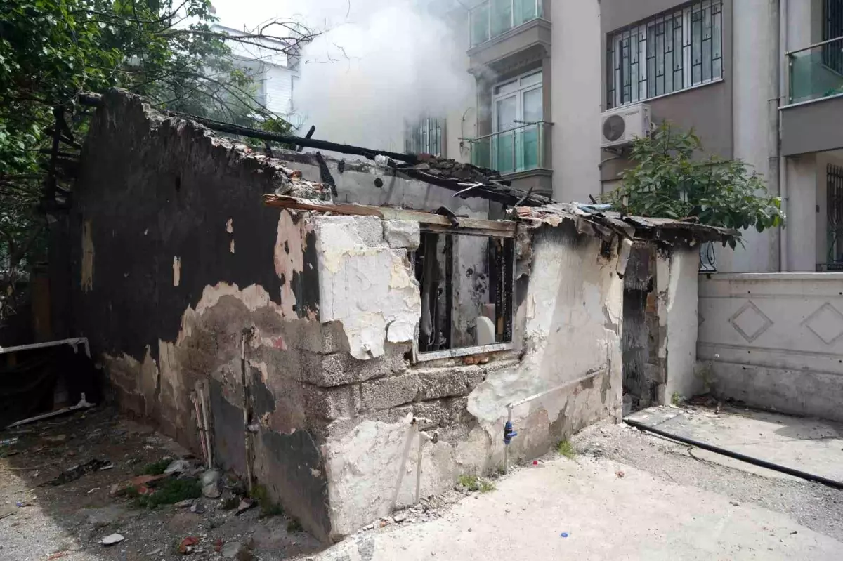 Antalya\'da Metruk Gecekonduda Yangın Paniğe Neden Oldu