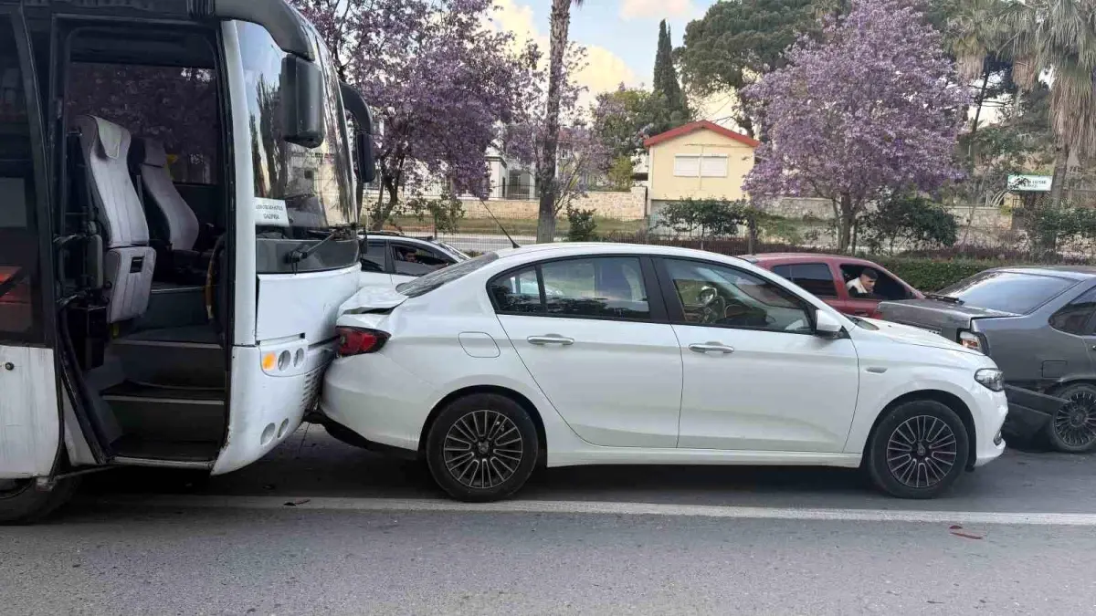 Gazipaşa\'da Zincirleme Trafik Kazası: 3 Yaralı