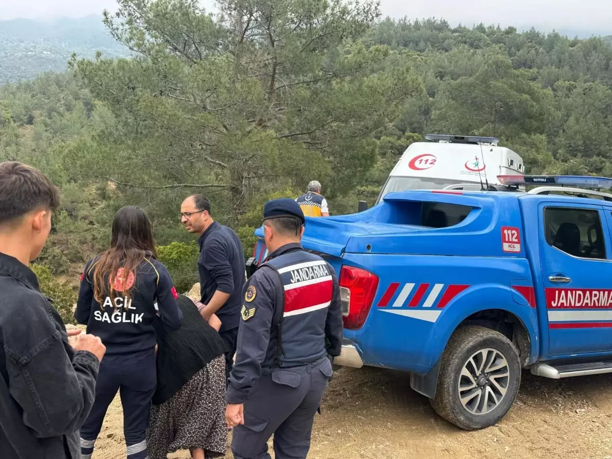 Ambulans Çamura Saplandı, Jandarma Kurtardı